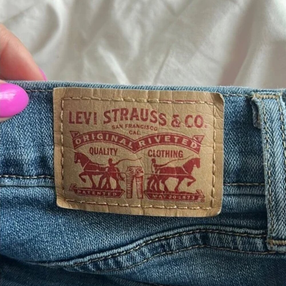 📓 Levi's High Rise Blue Jeans with Classic Stitching 📓 - Picture 6 of 7